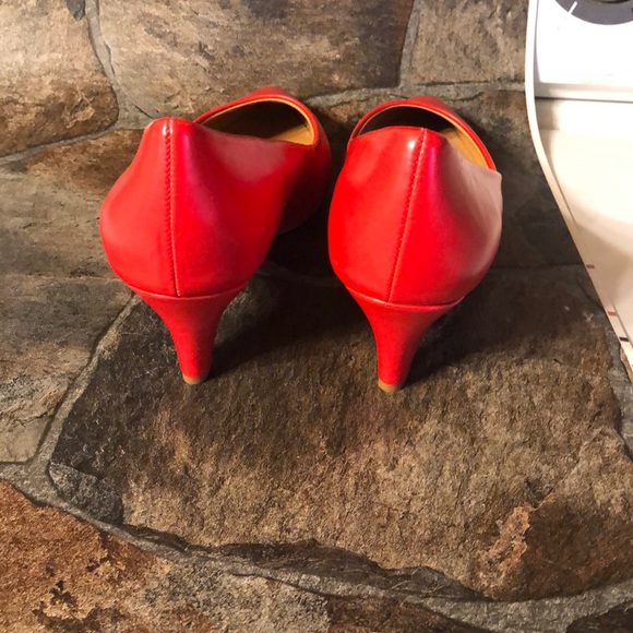 Red pumps - Picture 3 of 3